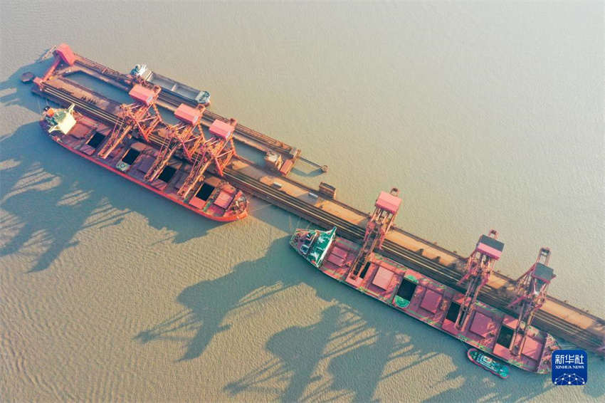 Movimenta??o de carga do porto chinês de Zhoushan em Ningbo é a maior do mundo há 14 anos