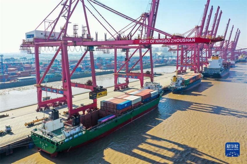 Movimenta??o de carga do porto chinês de Zhoushan em Ningbo é a maior do mundo há 14 anos