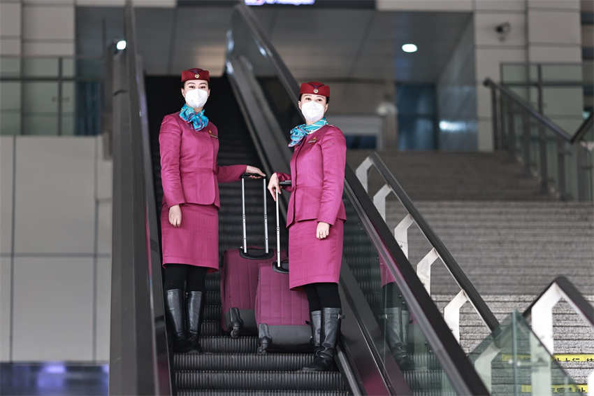 Comissárias de bordo de trem gêmeas passam férias ao servi?o