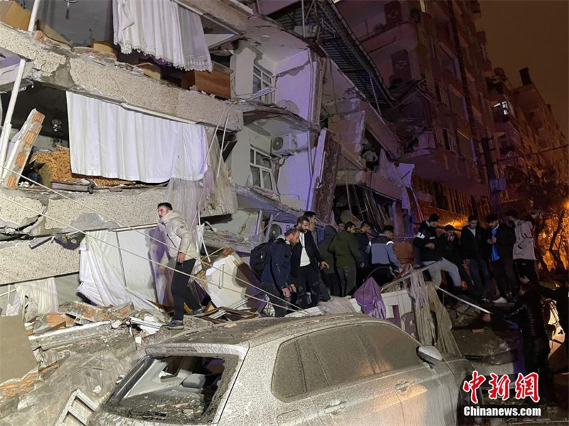 Turquia atingida por um dos terremotos mais fortes em 100 anos, vitimando centenas