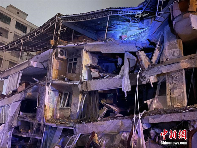 Turquia atingida por um dos terremotos mais fortes em 100 anos, vitimando centenas