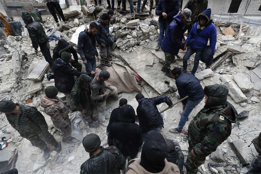 Terremotos de magnitude 7,8 causam mais de mil mortes na Turquia