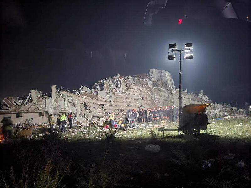 Turquia: equipes de resgate chinesa e turca salvam sobrevivente dos terremotos