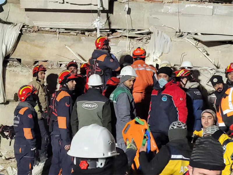 Turquia: equipes de resgate chinesa e turca salvam sobrevivente dos terremotos