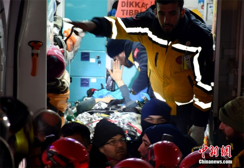 Turquia: m?e e filha s?o resgatadas com sucesso após 92 horas sob escombros