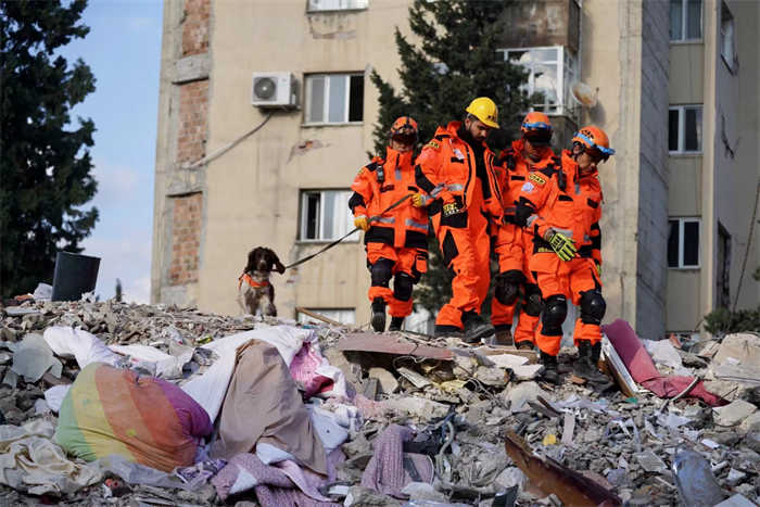Diário de resgate: aplausos da equipe de resgate turca d?o animo e esperan?a