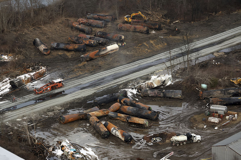 EUA: desastre ferroviário liberta gases tóxicos, for?ando realoca??o de milhares em Ohio
