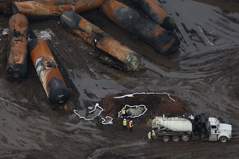 EUA: desastre ferroviário liberta gases tóxicos, for?ando realoca??o de milhares em Ohio