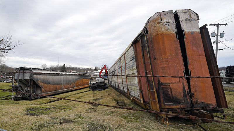 EUA: desastre ferroviário liberta gases tóxicos, for?ando realoca??o de milhares em Ohio