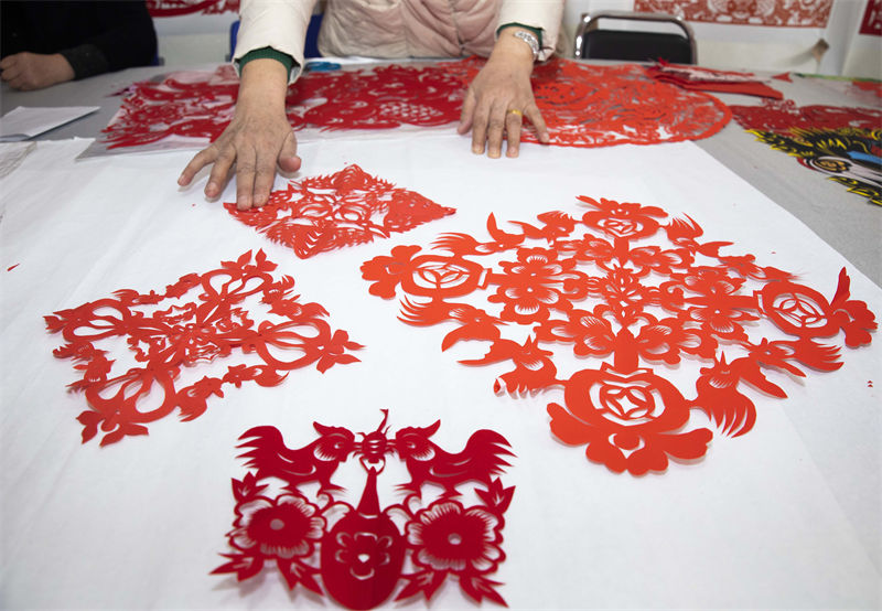Pessoas celebram Festival da Cabe?a do Drag?o com corte de papel no norte da China