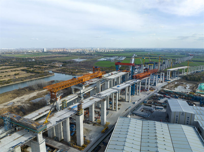 Constru??o da ponte Changtai sobre o rio Yangtze é acelerada no leste da China