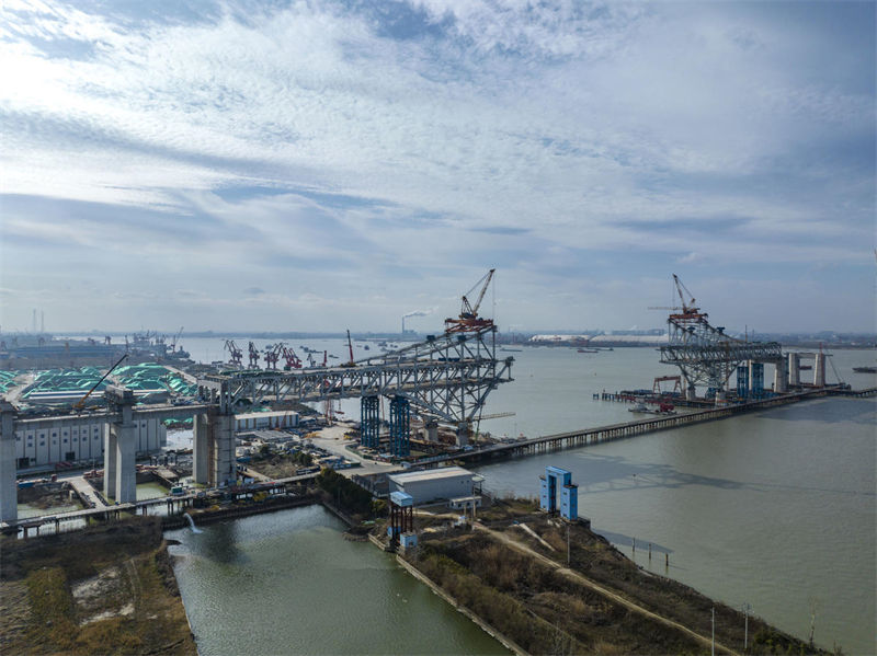 Constru??o da ponte Changtai sobre o rio Yangtze é acelerada no leste da China