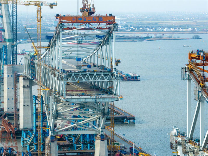 Constru??o da ponte Changtai sobre o rio Yangtze é acelerada no leste da China