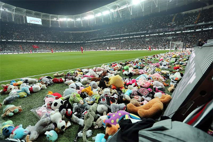 Campeonato Turco de Futebol lamenta crian?as mortas em terremoto