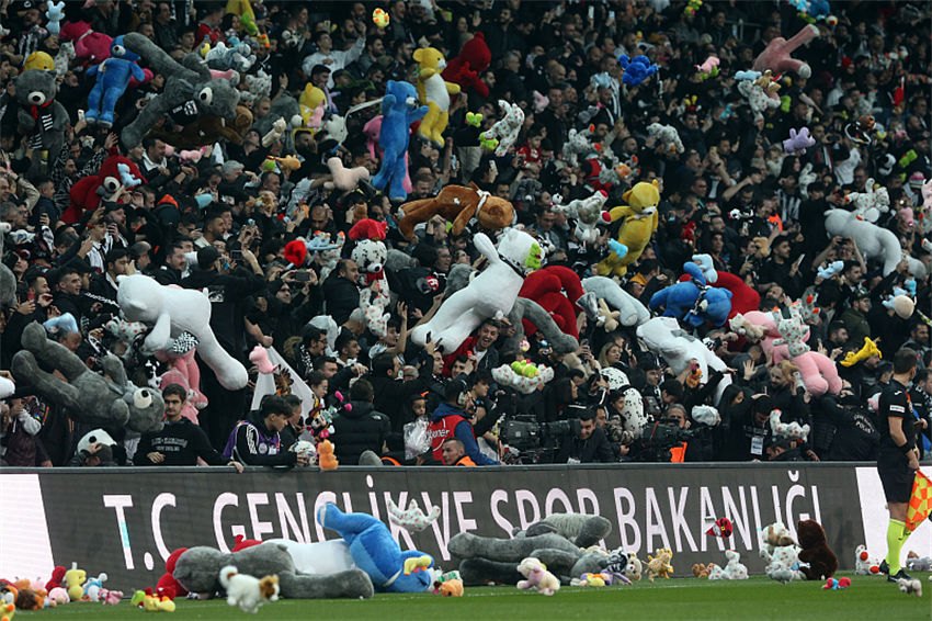 Campeonato Turco de Futebol lamenta crian?as mortas em terremoto