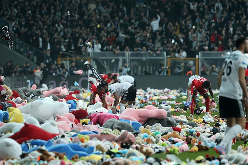 Campeonato Turco de Futebol lamenta crian?as mortas em terremoto