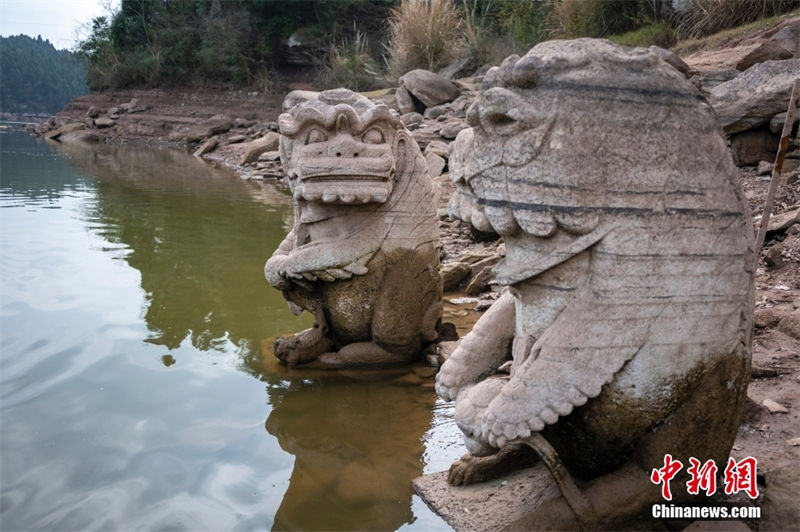 Sichuan: queda no nível das águas em reservatório revela grutas históricas