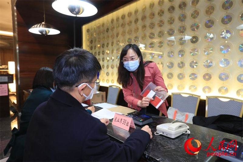 Duas Sess?es: conselheiros políticos chineses registram-se sucessivamente 