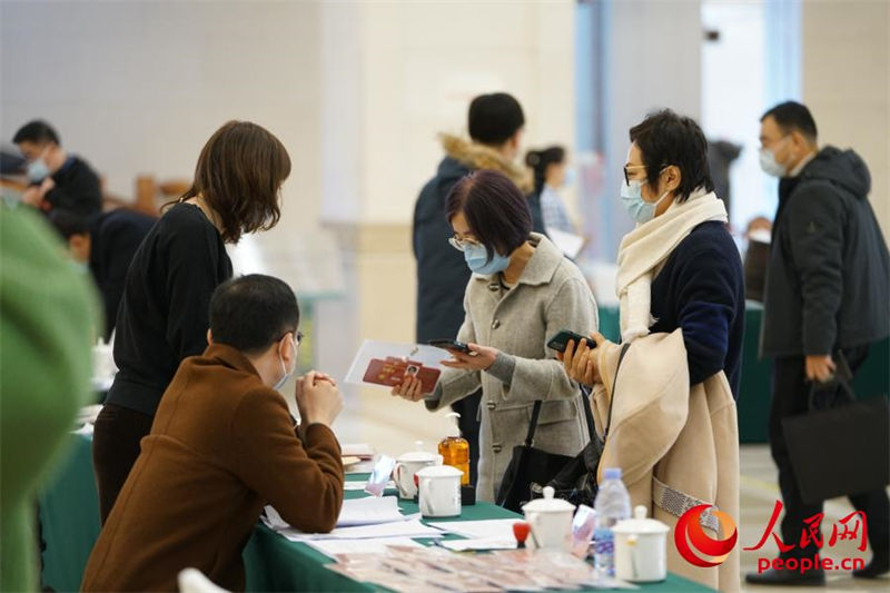 Duas Sess?es: conselheiros políticos chineses registram-se sucessivamente 