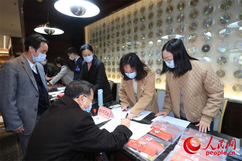 Duas Sess?es: conselheiros políticos chineses registram-se sucessivamente 