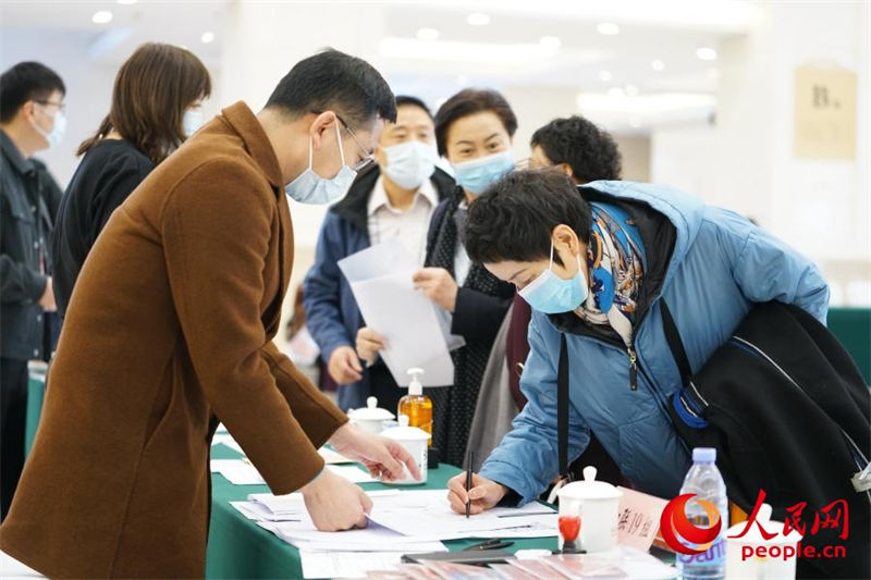 Duas Sess?es: conselheiros políticos chineses registram-se sucessivamente 