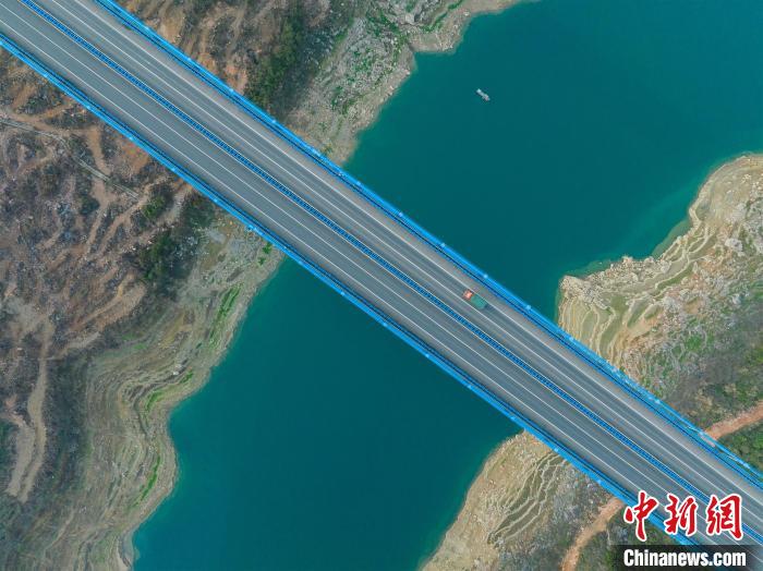 Galeria: ponte transfronteiri?a sobre lago Kaizhou no sudoeste da China