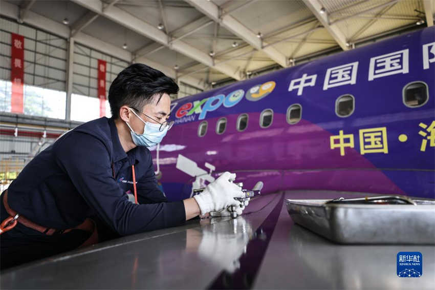 Avi?o com temática da Exposi??o Internacional de Produtos de Consumo da China recebe inspe??o