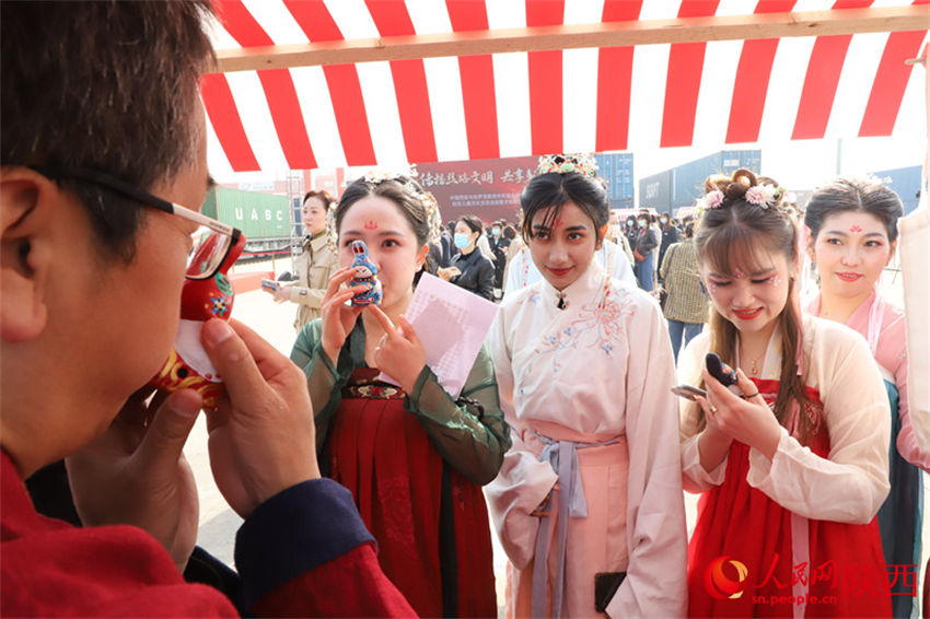 Xi’an despacha seu primeiro trem carregado com produtos culturais para Cazaquist?o