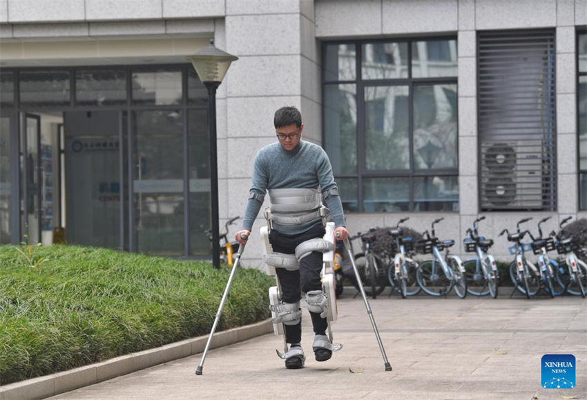 Paraplégico usa rob? para treinamento de reabilita??o no sudoeste da China
