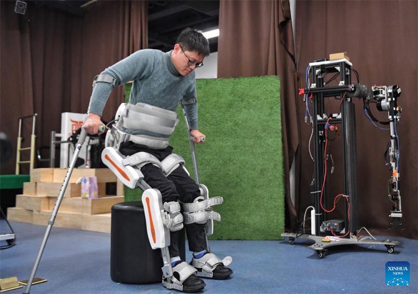Paraplégico usa rob? para treinamento de reabilita??o no sudoeste da China