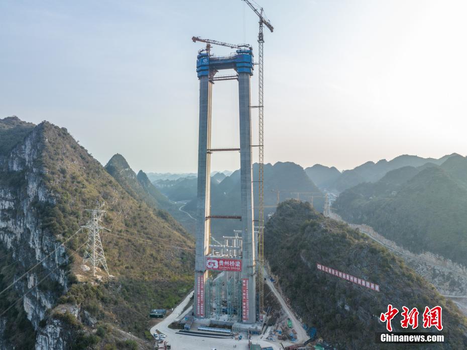 Ponte sobre Grand Canyon de Huajiang está em constru??o em Guizhou