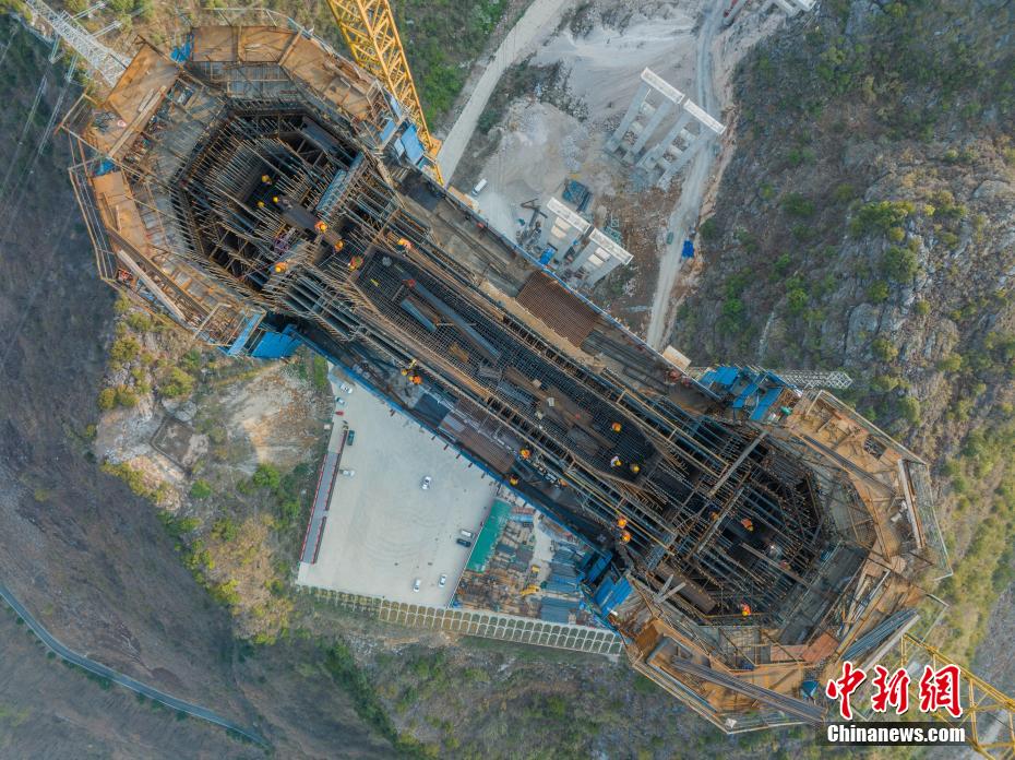 Ponte sobre Grand Canyon de Huajiang está em constru??o em Guizhou