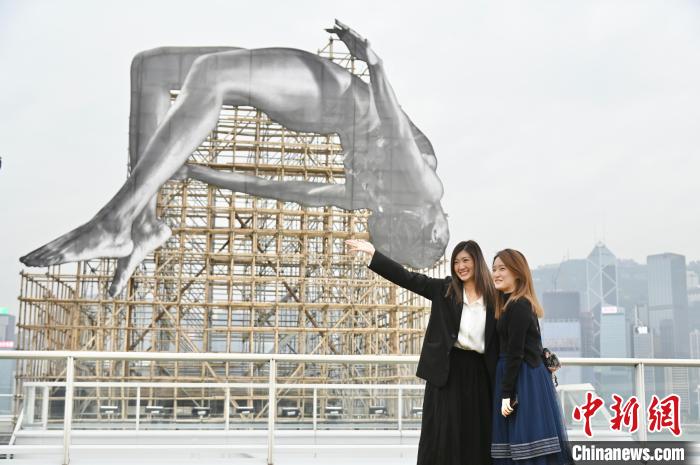 Instala??o gigante do artista francês JR surge em Hong Kong
