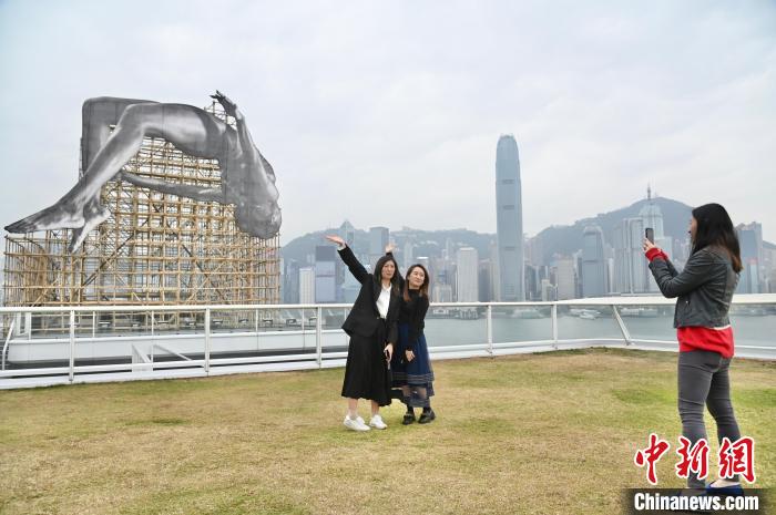 Instala??o gigante do artista francês JR surge em Hong Kong