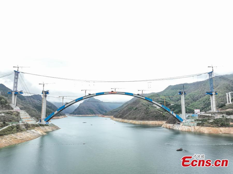 Maior ponte de arco de v?o do mundo está em constru??o no sul da China
