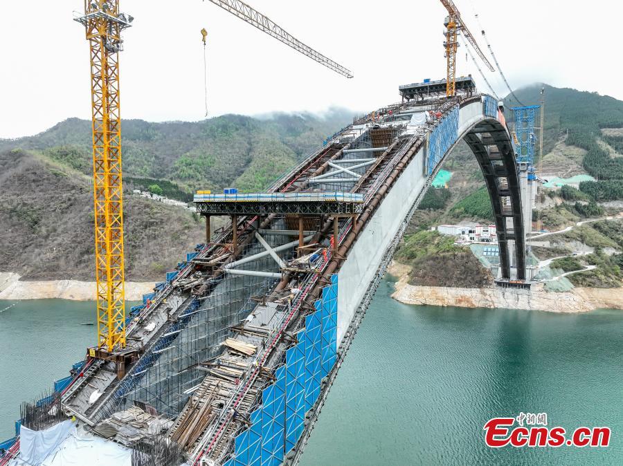 Maior ponte de arco de v?o do mundo está em constru??o no sul da China