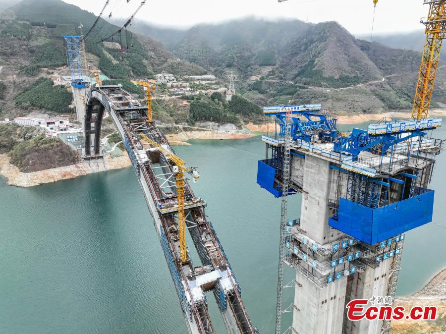 Maior ponte de arco de v?o do mundo está em constru??o no sul da China
