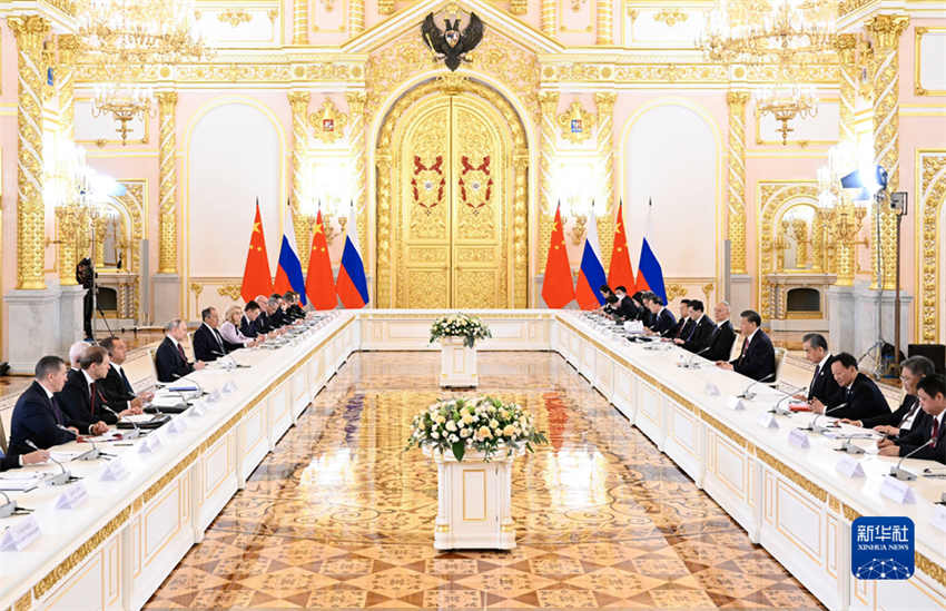 Xi Jinping e Putin destacam conversa??es como solu??o da crise ucraniana