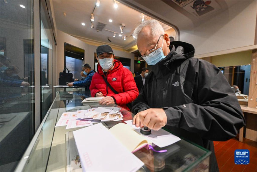 Capa comemorativa e cart?o postal do 145o aniversário dos correios modernos da chinês foram emitidos em Tianjin