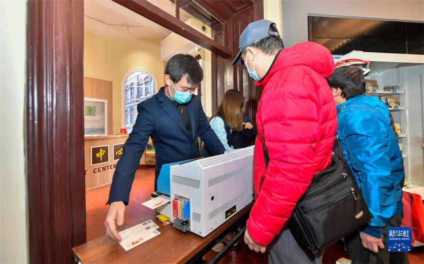Capa comemorativa e cart?o postal do 145o aniversário dos correios modernos da chinês foram emitidos em Tianjin