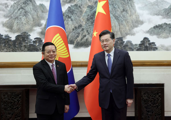 Ministro das Rela??es Exteriores da China se reúne com secretário-geral da ASEAN