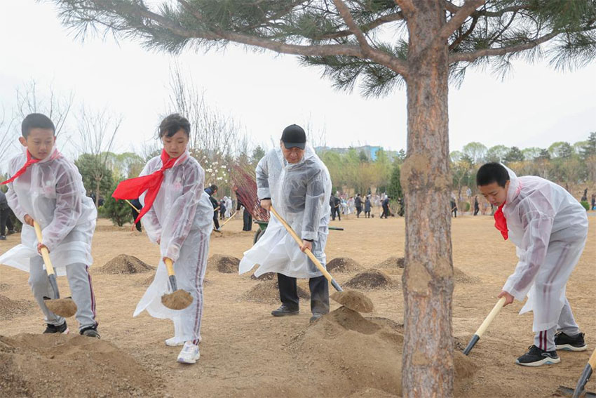Xi Jinping planta árvores em Beijing, pedindo mais esfor?os de reflorestamento para desenvolvimento verde e constru??o da bela China