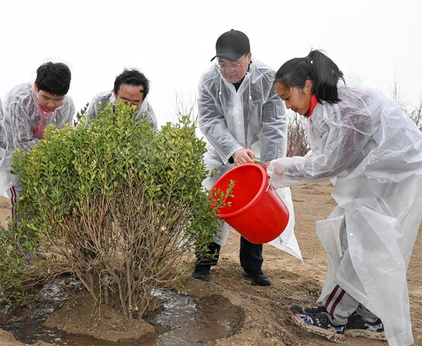 Xi Jinping planta árvores em Beijing, pedindo mais esfor?os de reflorestamento para desenvolvimento verde e constru??o da bela China