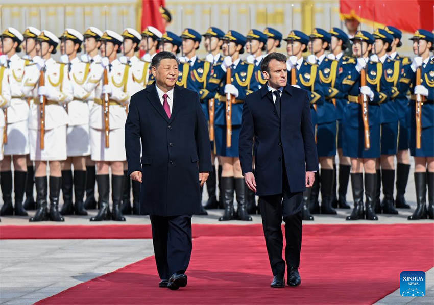 Xi Jinping realiza conversa??es com presidente francês