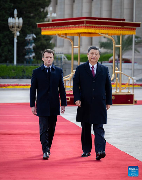 Xi Jinping realiza conversa??es com presidente francês