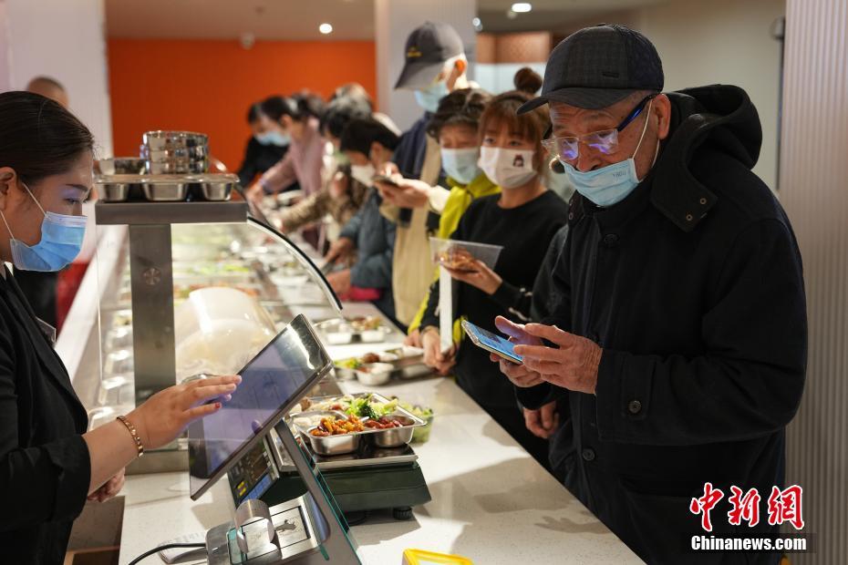 Capital chinesa instala centro de distribui??o de refei??es para idosos