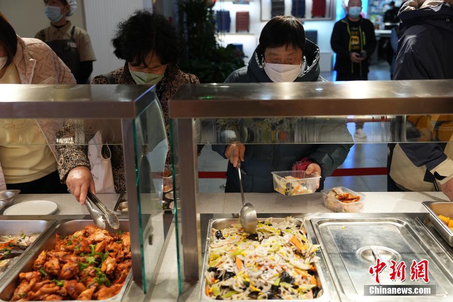 Capital chinesa instala centro de distribui??o de refei??es para idosos