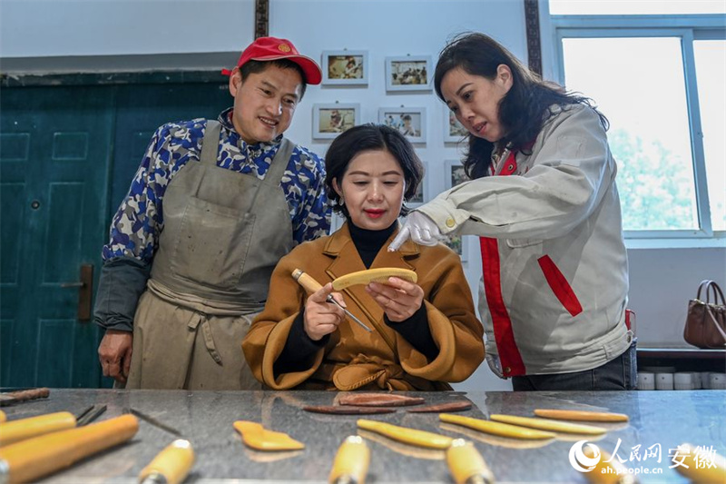 Anhui: fabrico de pentes de madeira artesanais de Langqiao, arte transmitida por milhares de anos