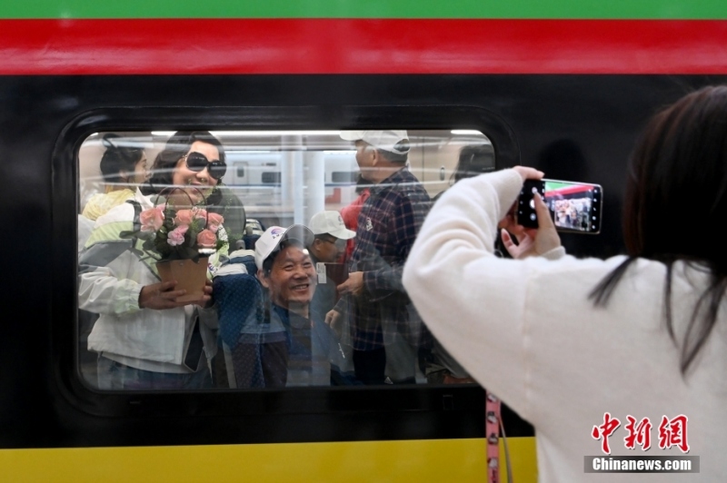 Trem internacional de passageiros da ferrovia China-Laos é inaugurado