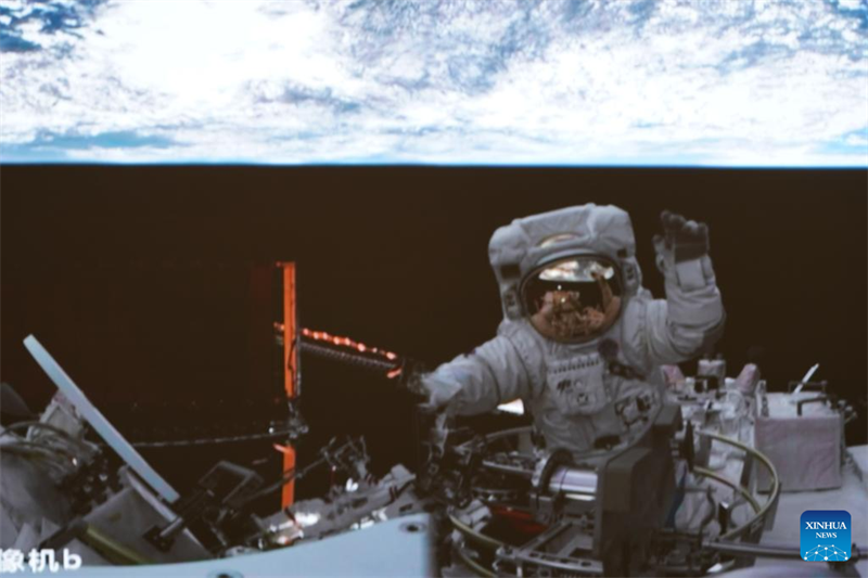 Taikonautas da Shenzhou-15 batem recorde na China ao completar 4a caminhada espacial